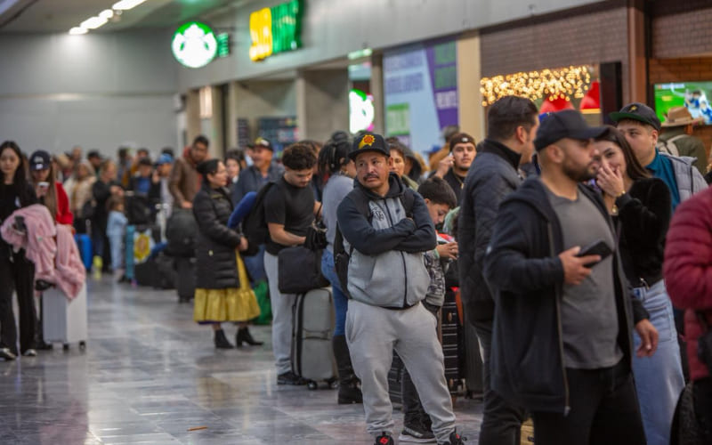 Pasajeros permanecen varados en el Aeropuerto Internacional de Tijuana por cancelaciones y retrasos en los vuelos