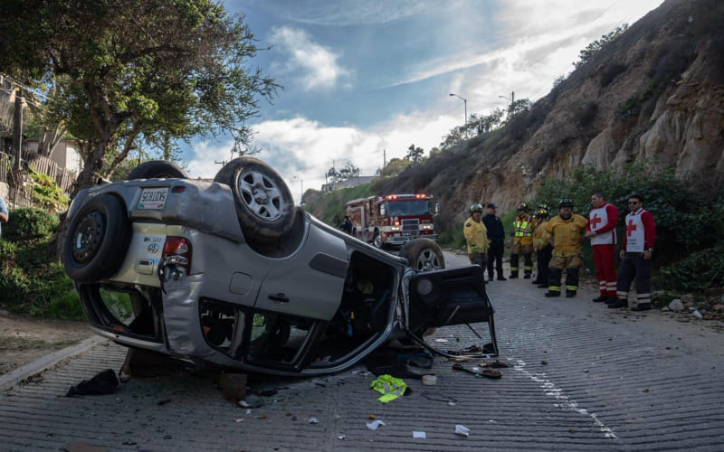 Conductor cae 20 metros de altura a bordo de su vehículo y resulta ileso en Tijuana