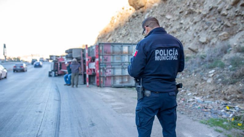 Vuelca tráiler en curva del bulevar 2000