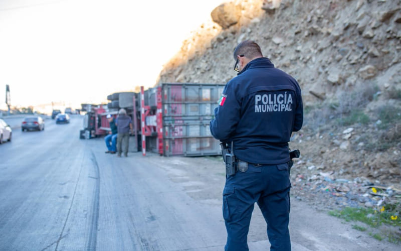 Vuelca tráiler en curva del bulevar 2000