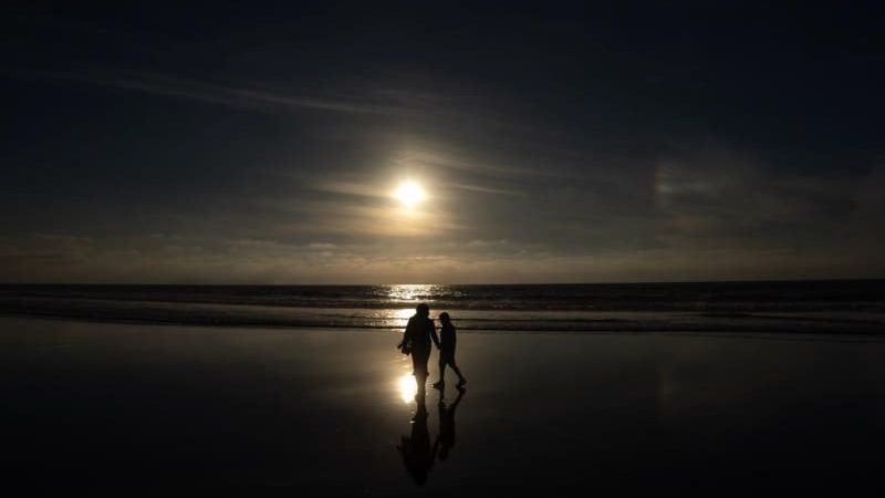 Playas de Tijuana registró marea baja durante el atardecer dominical