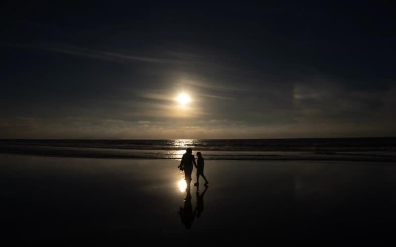Playas de Tijuana registró marea baja durante el atardecer dominical