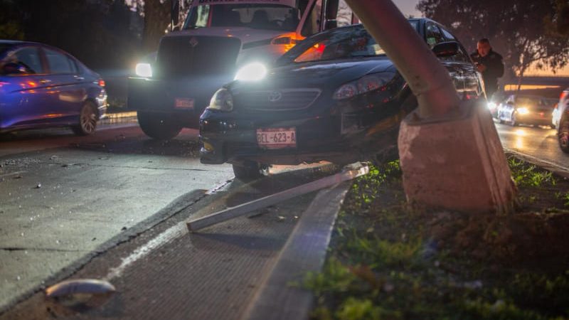 Joven pierde el control y derriba poste en la Vía Rápida Oriente