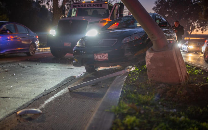 Joven pierde el control y derriba poste en la Vía Rápida Oriente