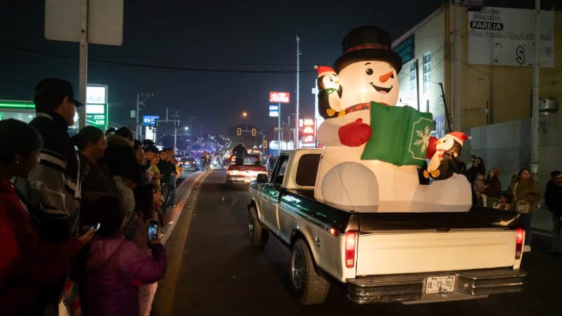 Gran Desfile Navideño y encendido de árbol iluminan Rosarito