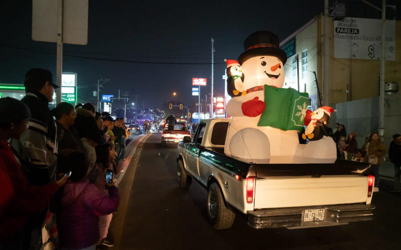 Gran Desfile Navideño y encendido de árbol iluminan Rosarito