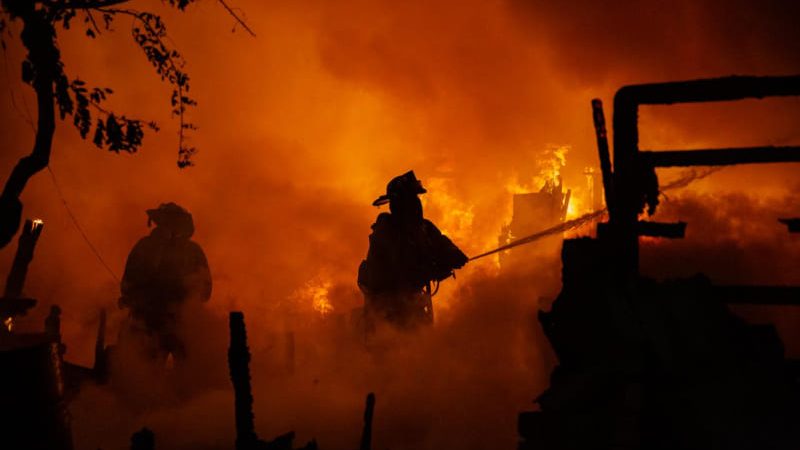 Incendio en Cerro Colorado consume viviendas y deja a una mujer lesionada