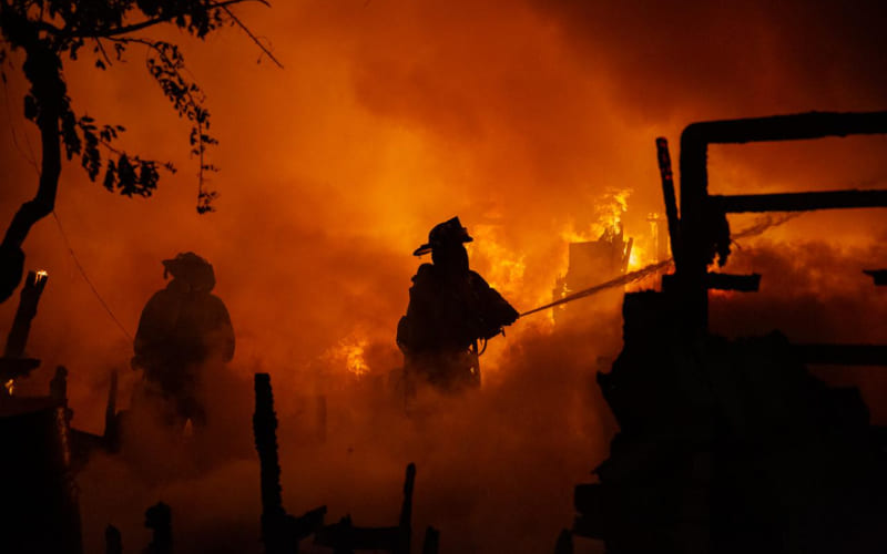 Incendio en Cerro Colorado consume viviendas y deja a una mujer lesionada