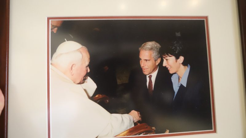 Los demócratas del Congreso difunden en dos partes más de 200 imágenes y vídeos inéditos de la “isla de los pedófilos” de Jeffrey Epstein