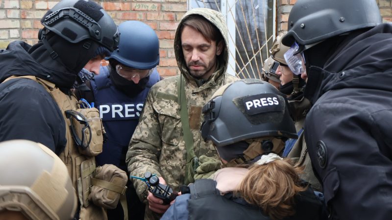 Ucrania forma a civiles y a periodistas para sobrevivir bajo los drones