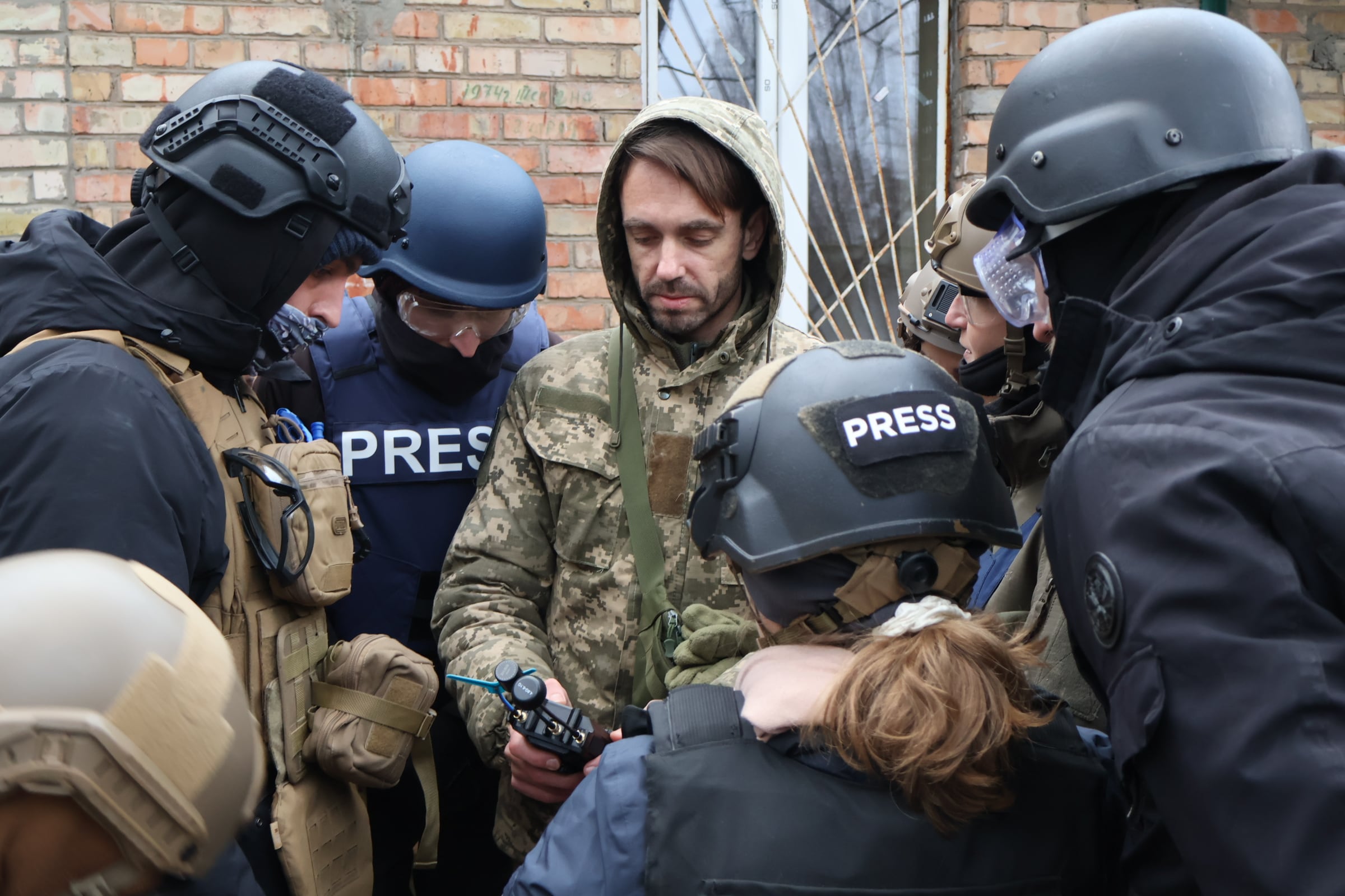 Ucrania forma a civiles y a periodistas para sobrevivir bajo los drones