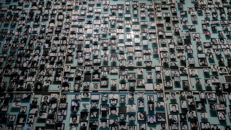 Todo el horror de la dictadura de Pinochet cabe en un botón de nácar