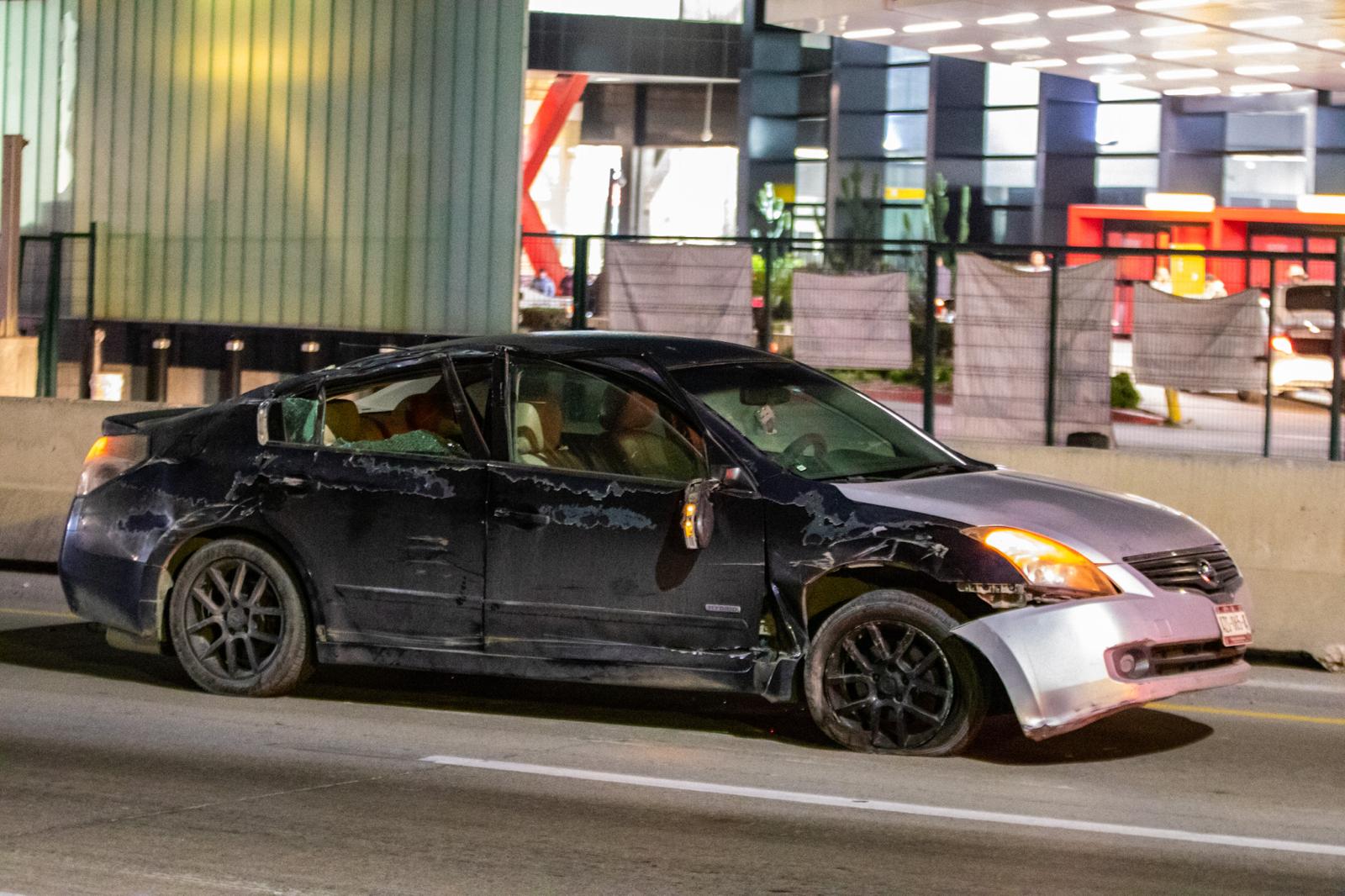 Choque y una volcadura frente al Aeropuerto Internacional de Tijuana