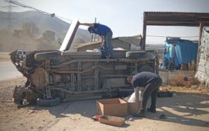 Camión repartidor de pan vuelca en bulevar 2000; no hubo lesionados