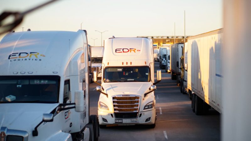 Agricultores continúan bloqueando la garita comercial de Mexicali