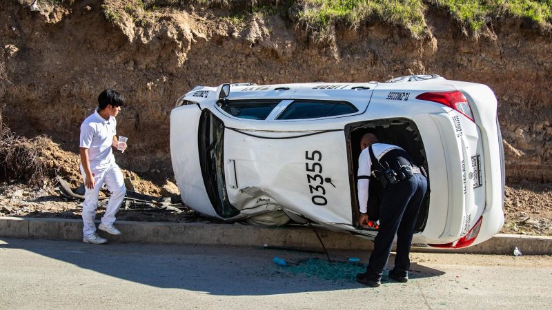Estudiante de Medicina pierde su medio de trabajo tras volcadura de su taxi en la colonia Los Álamos