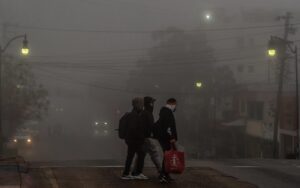 Persistente neblina vuelve a afectar vuelos y genera riesgos viales en Tijuana