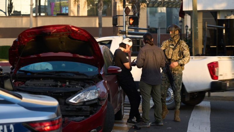 Unidad de la Marina choca contra vehículo en Playas de Tijuana