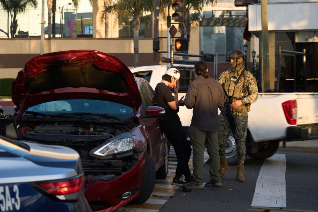 Unidad de la Marina choca contra vehículo en Playas de Tijuana