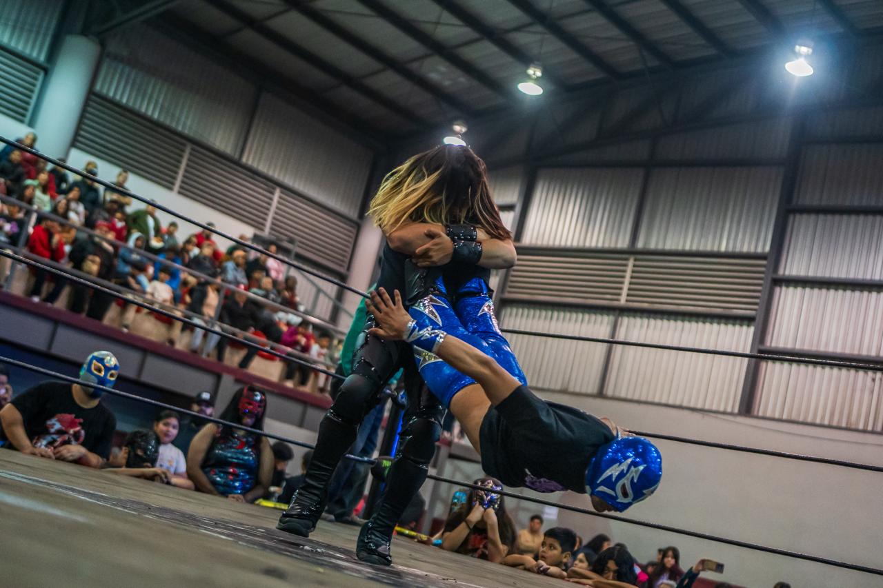 Organizan posada navideña en la Zona Norte con lucha libre, regalos y convivencia familiar