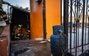 Incendio de casa en la colonia Libertad; bomberos rescatan a un hombre atrapado al interior