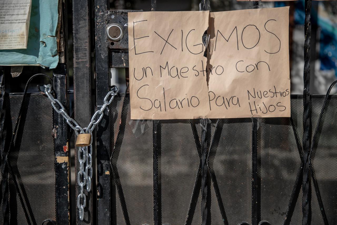 Maestro tiene 16 meses sin recibir un peso