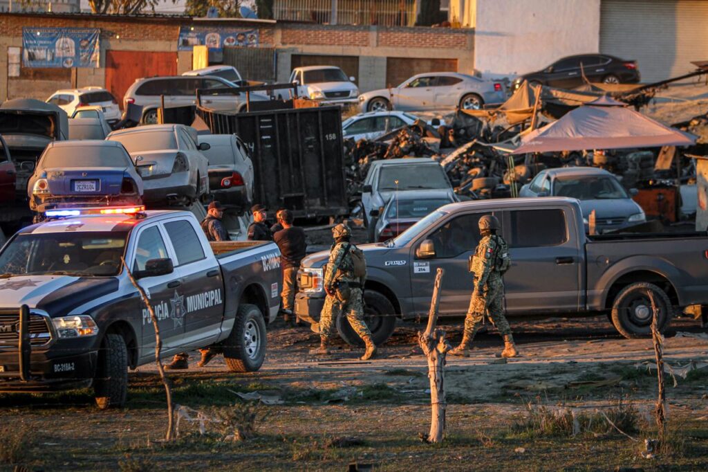 Incendian vehículo y lesionan a dos hombres tras ataque armado en Yonke La Tuza en Urbi I