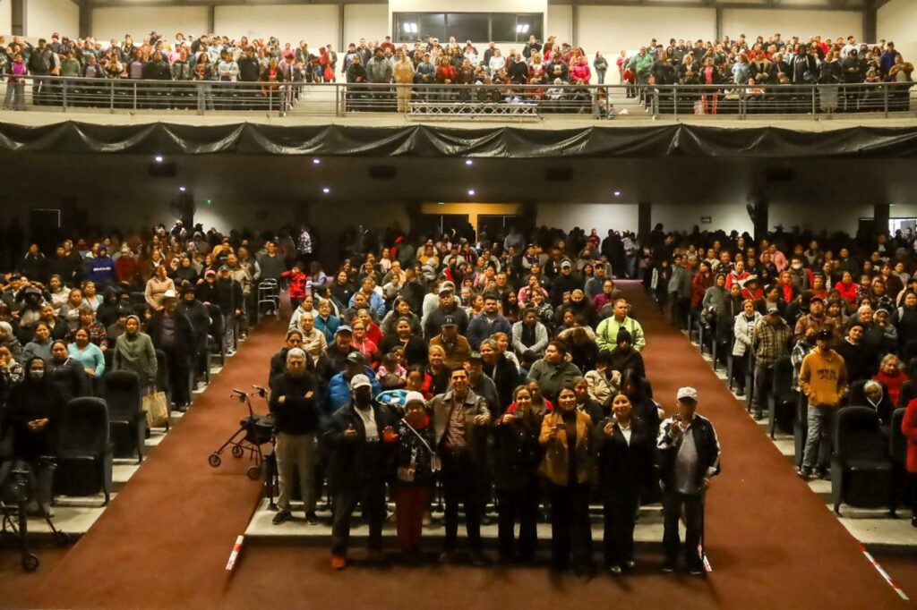 Román Cota entrega 2 mil cenas navideñas