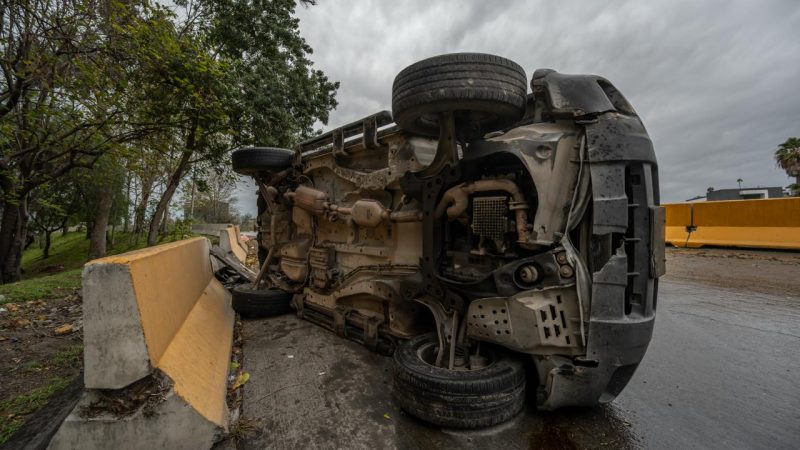 Pareja sufre volcadura y resulta ilesa