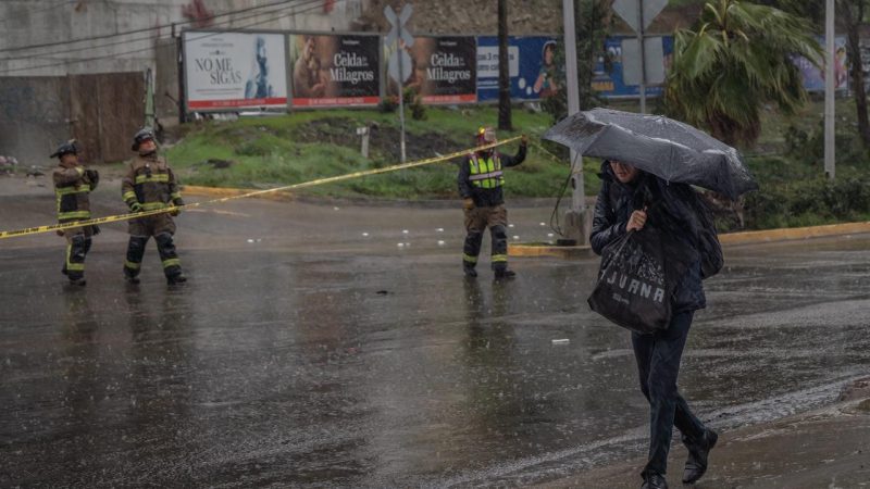 Clima adverso derriba poste y provoca afectaciones viales en Tijuana