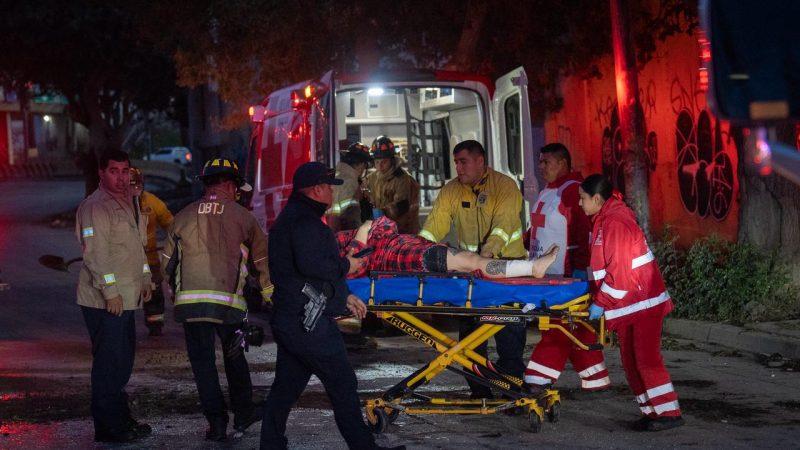 Una persona grave y dos menores con fracturas, es el saldo de una volcadura sobre la Av. Internacional