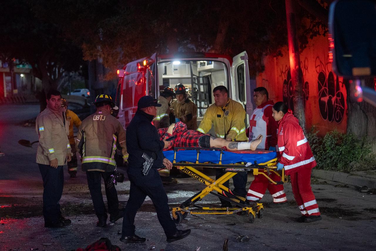 Una persona grave y dos menores con fracturas, es el saldo de una volcadura sobre la Av. Internacional