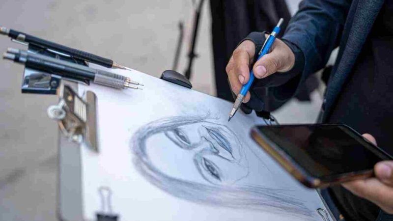 Freddy Ramírez, el artista que retrata en la avenida Revolución