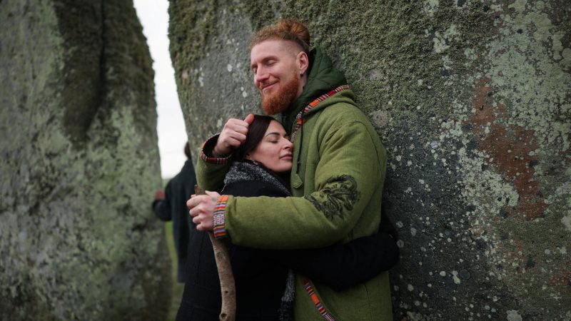 Miles de personas se reúnen en Stonehenge para celebrar el solsticio de invierno