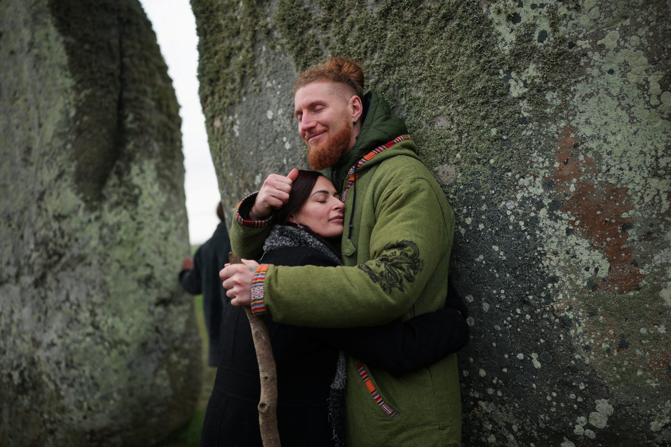 Miles de personas se reúnen en Stonehenge para celebrar el solsticio de invierno