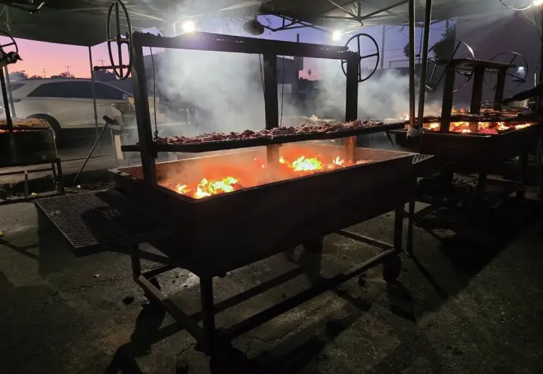 Tacos Los Cholos: La historia del taco al carbón que redefinió la comida mexicana en California