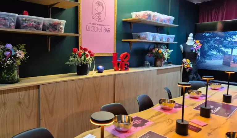 LEGO® Botanicals Bloom Bar llega a Polanco como plan urbano para San Valentín