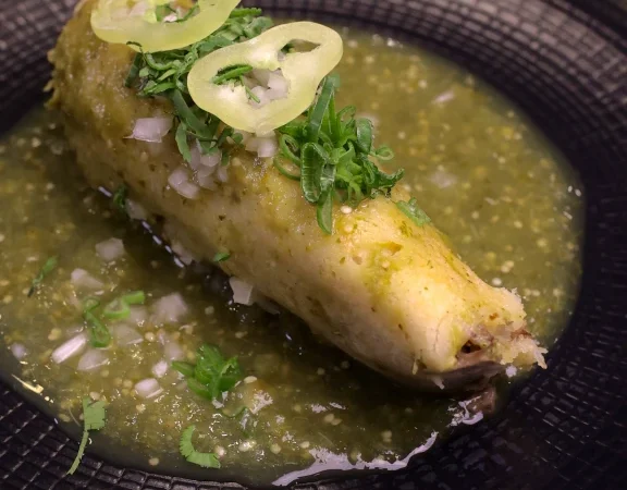 Chapulín pone al tamal de barbacoa en el centro de su menú de Candelaria