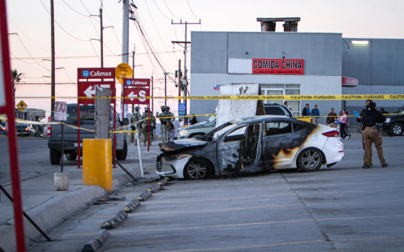 Incendian vehículo en estacionamiento de una tienda comercial en Villa del Campo; habían 3 cuerpos adentro