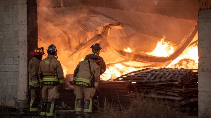 Incendio consume tarimera en Ejido Ojo de Agua; bomberos continúan labores