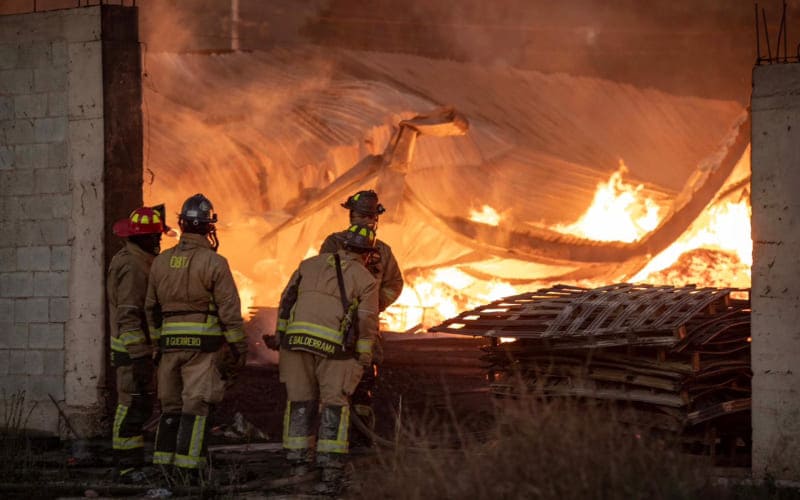 Incendio consume tarimera en Ejido Ojo de Agua; bomberos continúan labores
