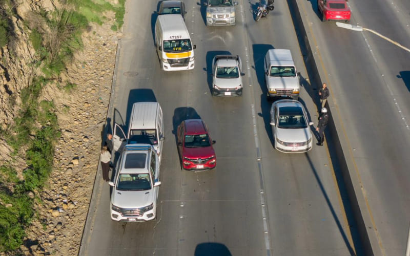 Doble choque por alcance provoca fuerte congestionamiento en prolongación calle Segunda
