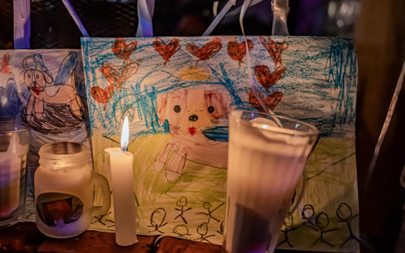 Con veladoras y globos blancos realizan vigilia en memoria de “El Chato”