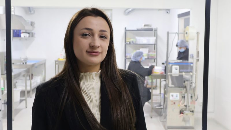 El éxodo de empresas y trabajadores hacia el oeste para alejarse del frente parte a Ucrania en dos