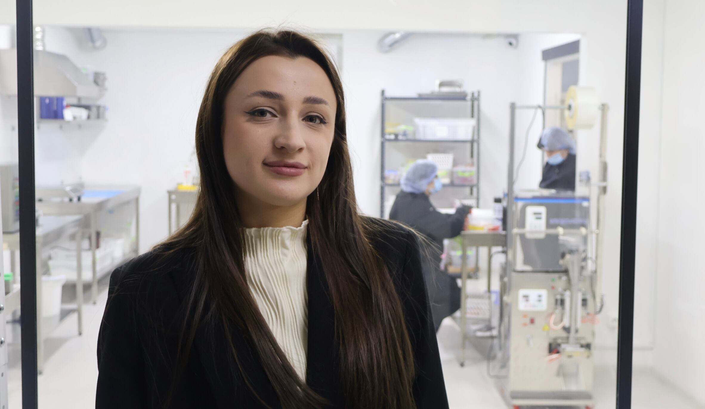 El éxodo de empresas y trabajadores hacia el oeste para alejarse del frente parte a Ucrania en dos