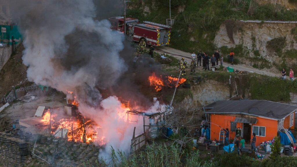 Fuerte incendio consume vivienda en la colonia Lázaro Cárdenas