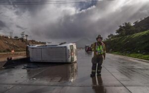 Vuelca taxi de ruta en el bulevar 2000; una mujer resulta lesionada