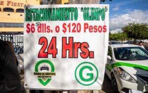 Viaje de Año Nuevo termina en desastre; más de 30 autos inundados en estacionamiento público