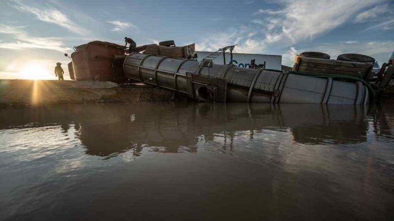 Vuelca pipa de agua en el Bulevar 2000