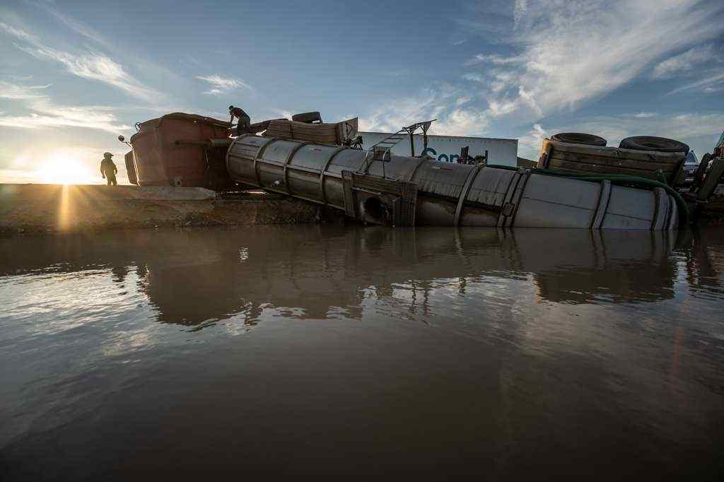 Vuelca pipa de agua en el Bulevar 2000